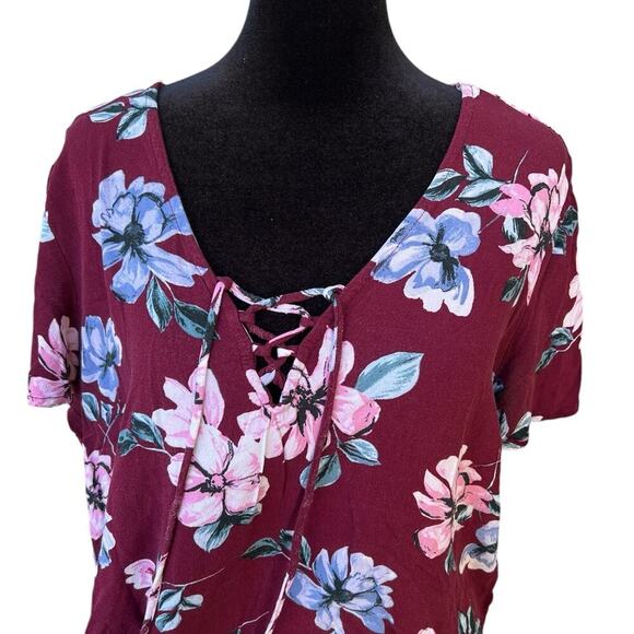 KENDALL & KYLEE women’s size L short sleeve V-neck top - Picture 1 of 8
